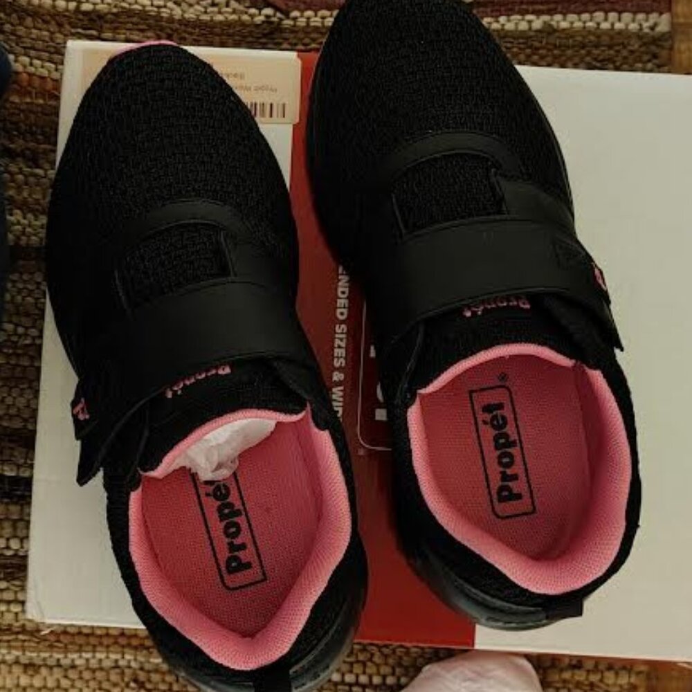 NWT Womens size 6 Propet  Sneaker Black/Pink